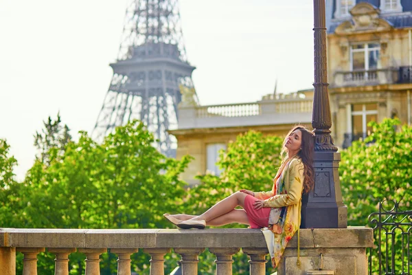 Красивая молодая женщина возле Эйфелевой башни — стоковое фото