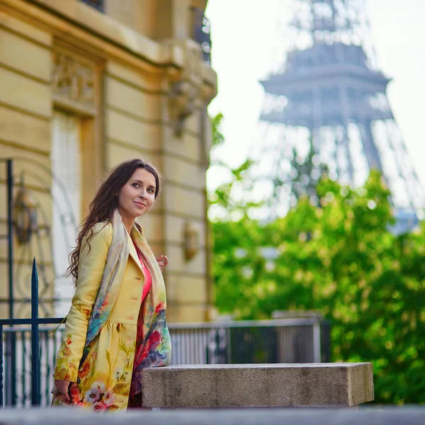 Beautiful young woman near the Eiffel tower — Stock Photo, Image