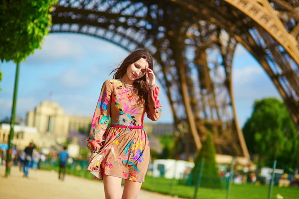 Mulher bonita perto da torre Eiffel — Fotografia de Stock