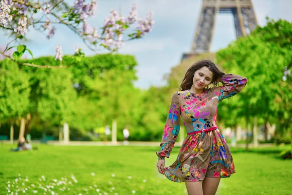 Mooie jonge vrouw in de buurt van de Eiffeltoren — Stockfoto