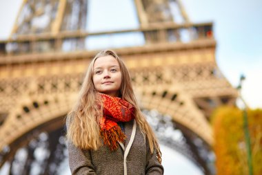 Bir sonbahar günü Paris'te genç kız