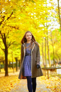 Bir sonbahar günü Paris'te genç kız