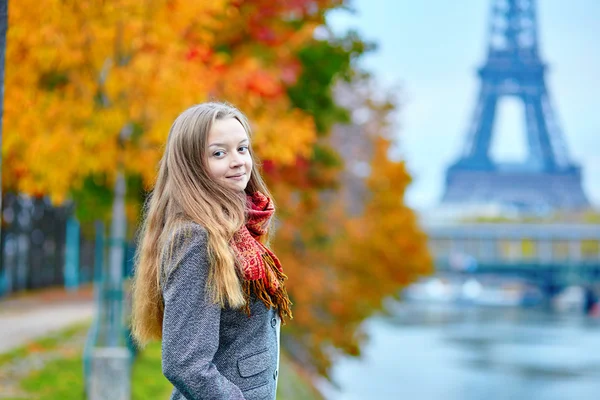 Mladá dívka v Paříži na podzimní den — Stock fotografie