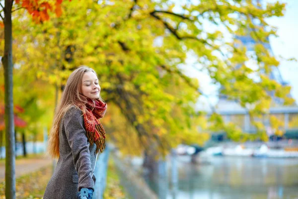 Giovane ragazza a Parigi in un giorno d'autunno — Foto Stock
