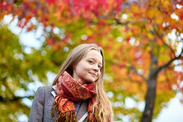 Junges Mädchen in Paris an einem Herbsttag — Stockfoto