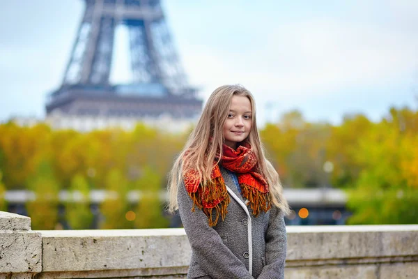 Giovane ragazza a Parigi in un giorno d'autunno — Foto Stock