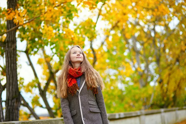 Mladá dívka v Paříži na podzimní den — Stock fotografie