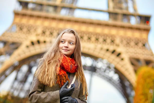 Junges Mädchen in Paris an einem Herbsttag — Stockfoto