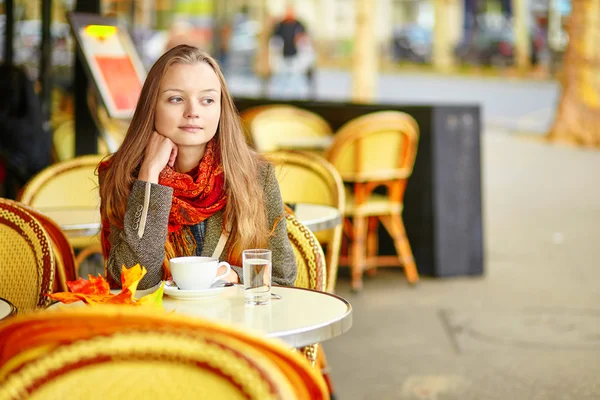 Młoda dziewczyna w Paryżu w dniu upadku — Zdjęcie stockowe