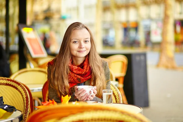 Junges Mädchen in Paris an einem Herbsttag — Stockfoto