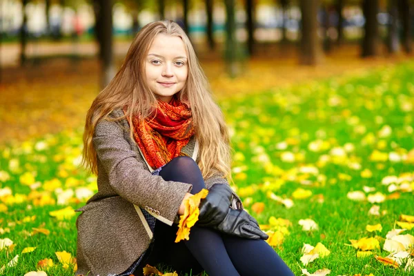 Mladá dívka v Paříži na podzimní den — Stock fotografie