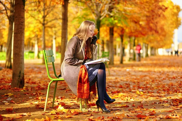 Jeune fille à Paris un jour d'automne — Photo