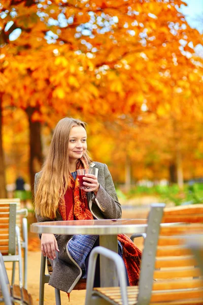 Молодая девушка в Париже осенью — стоковое фото