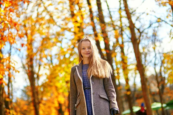 Young girl in Paris on a fall day — Stock Photo, Image