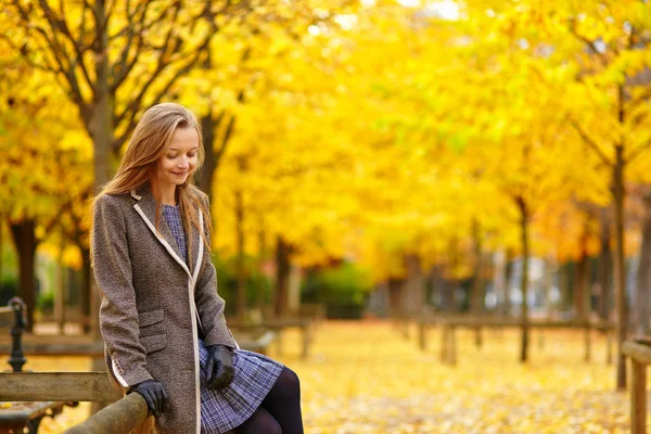 Chica joven en París en un día de otoño — Foto de Stock