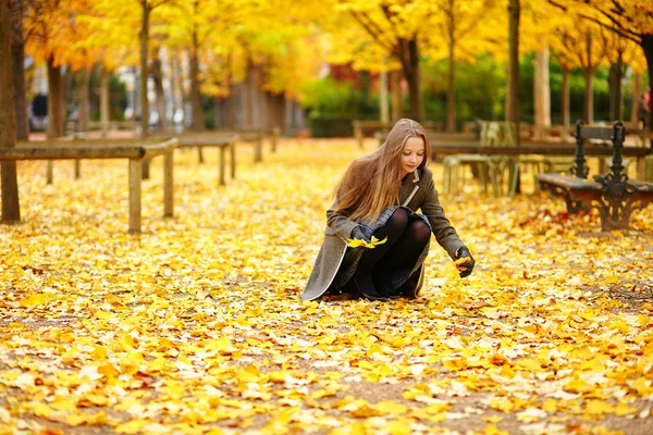 Chica joven en París en un día de otoño — Foto de Stock