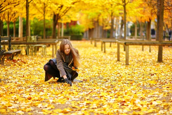 Chica joven en París en un día de otoño — Foto de Stock