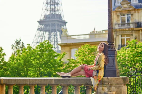 Schöne junge Frau in Paris — Stockfoto