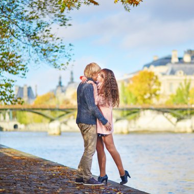 bir sonbahar gününde iki paris içinde kalma