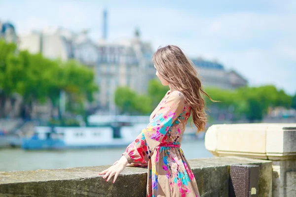 Pareja de citas en París en un día de otoño —  Fotos de Stock