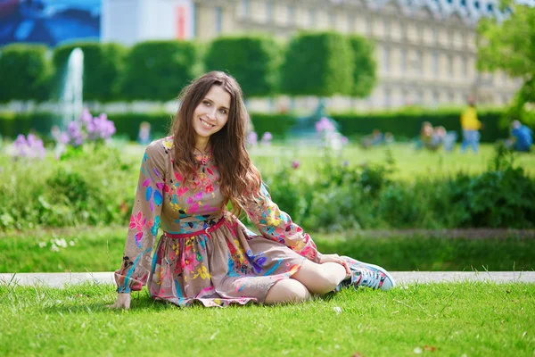 Όμορφη νεαρή γυναίκα στο Παρίσι — Φωτογραφία Αρχείου