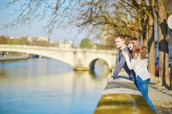 Namoro casal em Paris — Fotografia de Stock