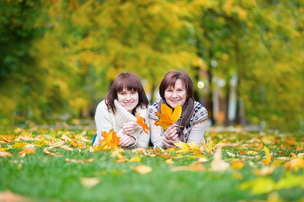 Madre e hija en un día de otoño —  Fotos de Stock