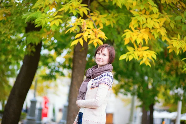 Femme d'âge moyen à l'extérieur un jour d'automne — Photo