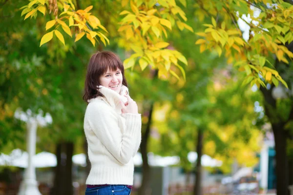 Fiatal nő szabadban egy őszi nap — Stock Fotó