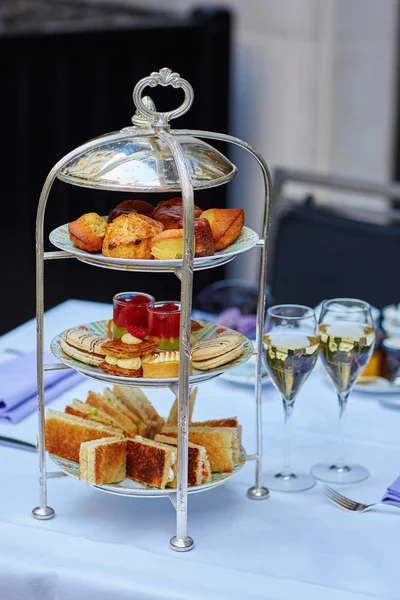 Schöne Tischdekoration für hohe Teezeremonie — Stockfoto