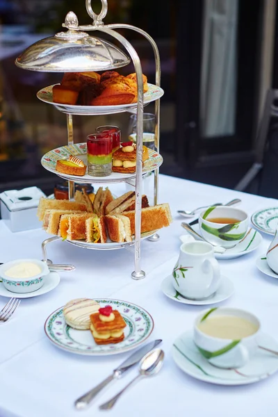 Hermosa mesa de ajuste para la ceremonia del té alto — Foto de Stock