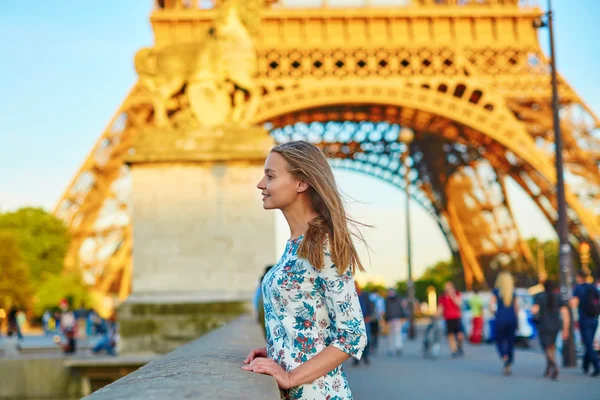 Jovem mulher parisiense bonita e elegante — Fotografia de Stock