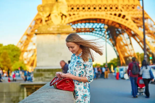 Fiatal gyönyörű és elegáns párizsi nő — Stock Fotó