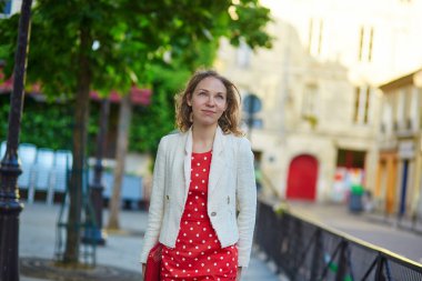 Paris'te genç kadın