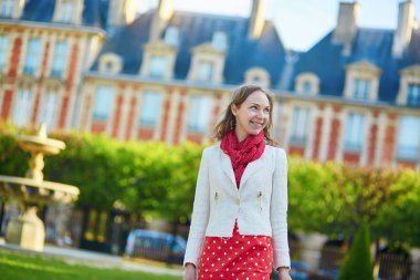 Paris'te genç kadın