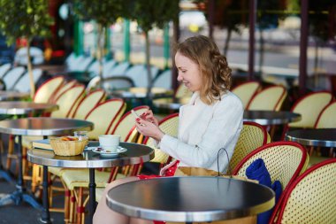 Paris'te genç kadın