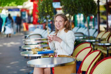 Paris'te genç kadın