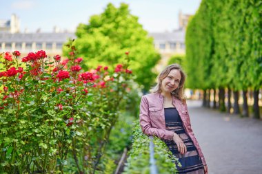 Paris'te genç kadın