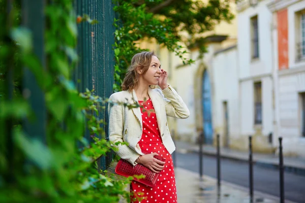 Ung kvinna i paris — Stockfoto