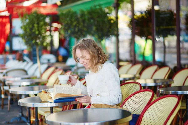 Giovane donna a Parigi — Foto Stock