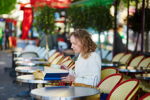 Paris'te genç kadın — Stok fotoğraf