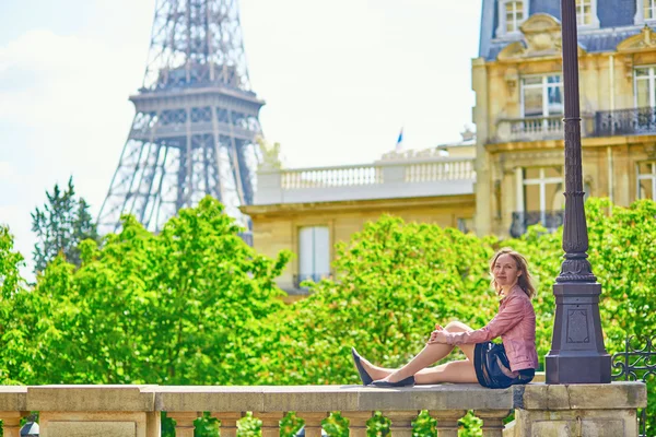 Junge Frau in Paris — Stockfoto