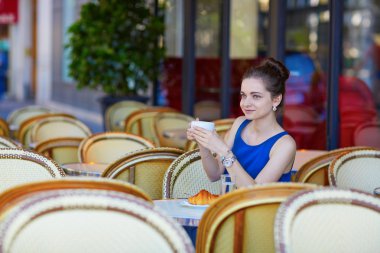 Güzel genç Paris kadın Cafe