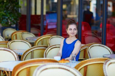 Güzel genç Paris kadın Cafe