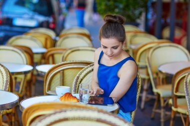 Güzel genç Paris kadın Cafe