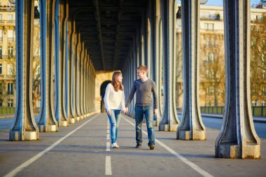 Bir Hakeim köprüde Paris'te genç Çift