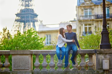 Eiffel tower yakınındaki romantik sevgi dolu Çift