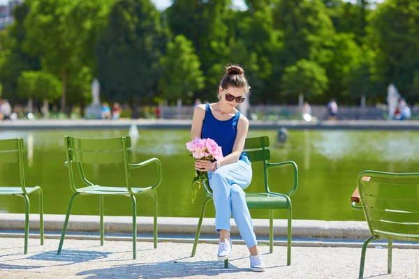 Belle jeune Parisienne aux pivoines — Photo