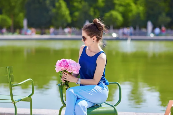 Mulher parisiense jovem bonita com peônias — Fotografia de Stock