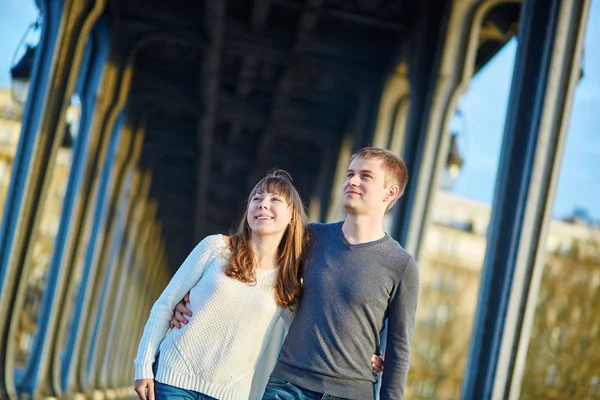 Jovem casal em Paris na ponte Bir Hakeim — Fotografia de Stock